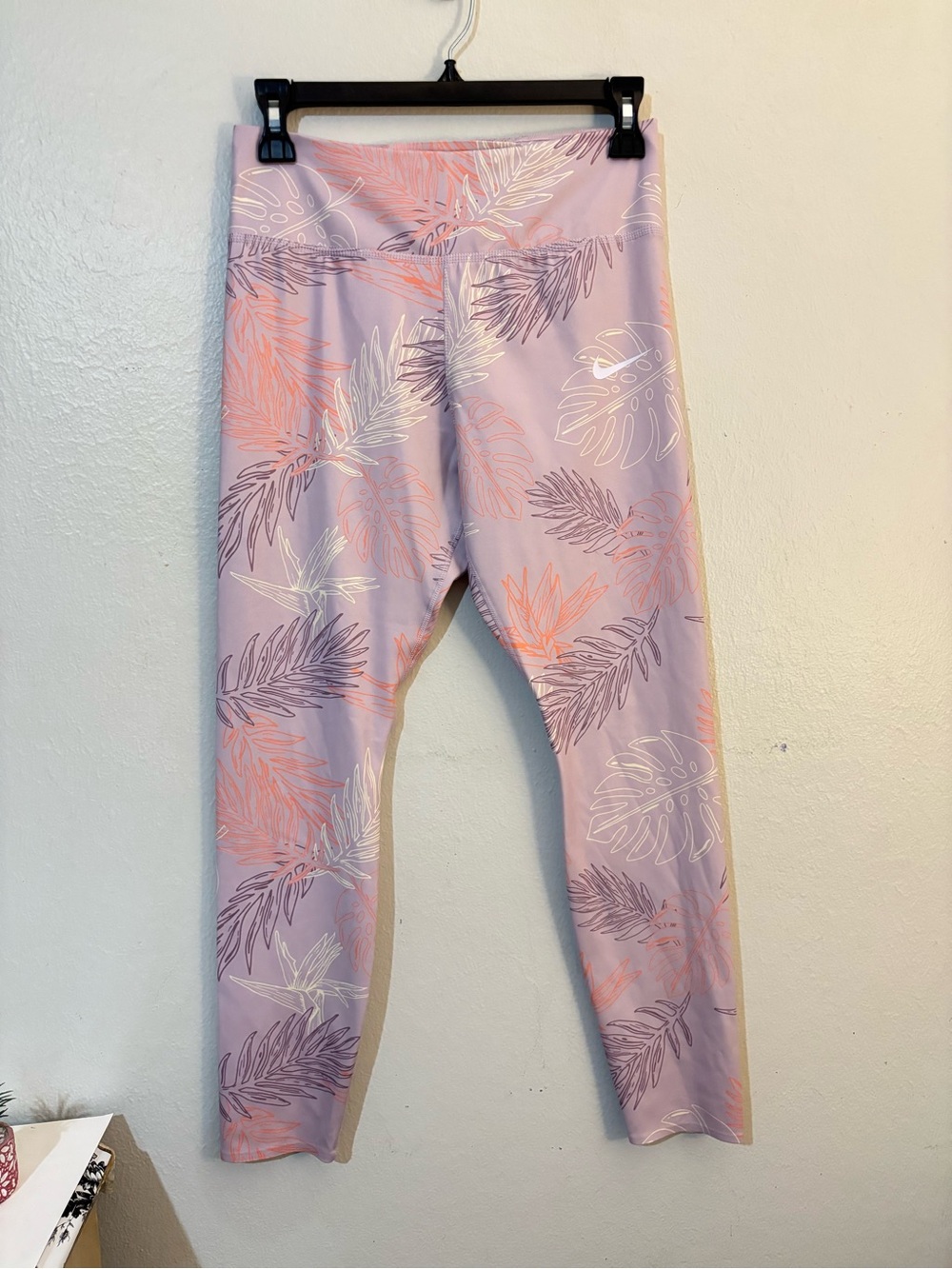 Nike pink & purple tropical print leggings
Size M #activewear #gym